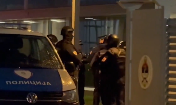 Agenti SIPA pred vladnim poslopjem Republike Srbske v Sarajevu. | Foto: Posnetek  zaslona