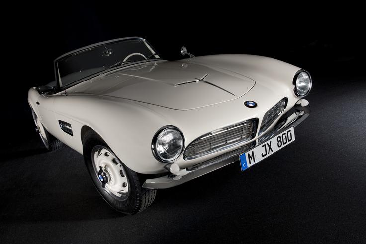 BMW 507 spada med največje avtomobilske klasike ter danes enega najbolj zaželenih in redkih bavarcev. Nekoč je bil avtomobil, ki v času svoje serijske proizvodnje nikakor ni dosegel prodajnih uspehov in je kot pravo umetniško delo zaslovel šele po koncu proizvodnje in začetku statusa starodobnika.  | Foto: BMW