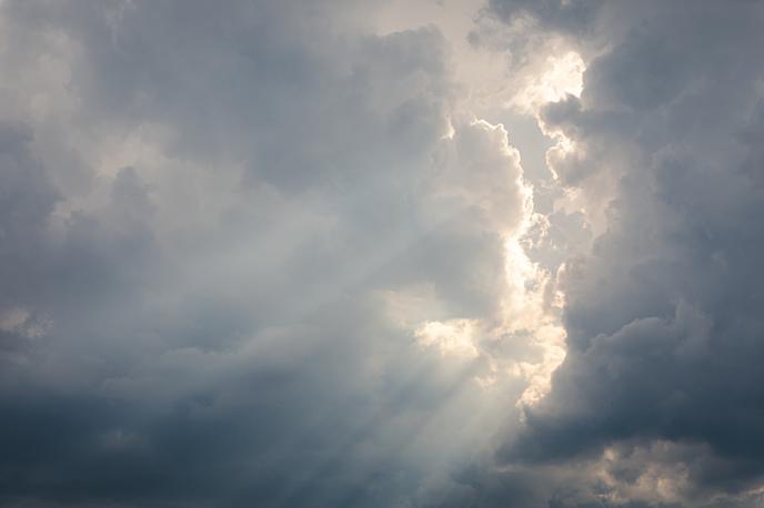 Oblaki | V petek bo še mogoča kakšna ploha, nato pa lahko do ponedeljka pričakujemo stabilnejše vreme. | Foto Getty Images