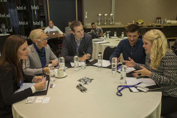 Udeleženci konference NetPRO, rdeča nit katere je mreženje, so si izmenjali tudi poslovne vizitke. | Foto: Matej Leskovšek