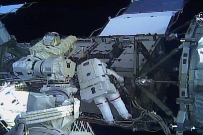 Nasa ISS vesoljski sprehod astronavti astronavtki | Astronavtki ameriške vesoljske agencije Nasa sta ISS zapustili z namenom zamenjave regulatorja moči. | Foto Reuters