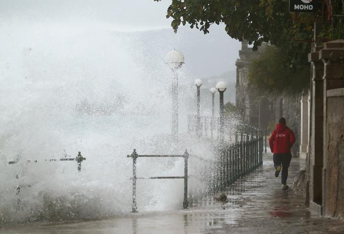Valovi udarjajo v obalo na Voloskem. | Foto: Reuters