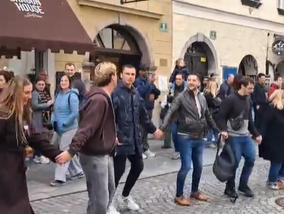 Pred srbskim veleposlaništvom v Ljubljani dolga vrsta srbskih volivcev