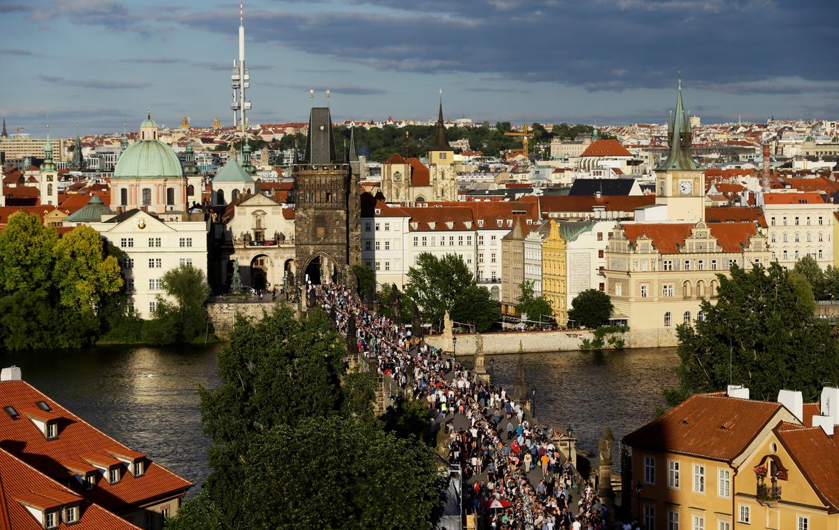 Praga Karlov most | Policija še preiskuje okoliščine smrti, opravili bodo tudi obdukcijo trupla.  | Foto Reuters