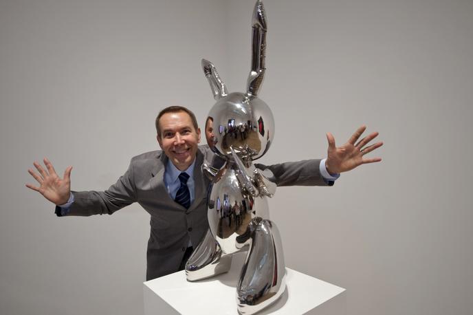 Jeff Koons | Igriv zajec avtorja Jeffa Koonsa (na fotografiji) iz nerjavečega jekla iz leta 1986, ki velja za eno od najbolj znanih umetniških del 20. stoletja, je bil prodan nad pričakovanji.  | Foto Reuters