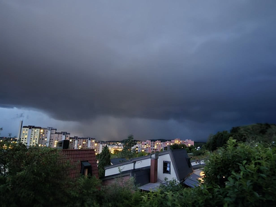 Nevihta se pomika proti vzhodu: nalivi, sunki vetra in toča. Na terenu več gasilcev. #animacija