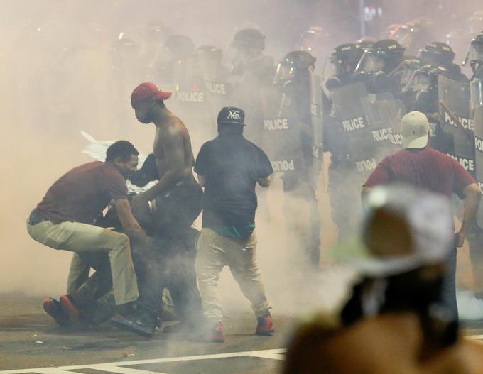 Nasilni protesti temnopoltih v ameriških mestih, ki so se začeli leta 2014, so tema, ki se ji na soočenjih ne bo mogoče izogniti. Še zlasti, ker so pred dnevi v mestu Charlotte v ameriški zvezni državi Severna Karolina izbruhnili do zdaj najsilovitejši nemiri. | Foto: Reuters