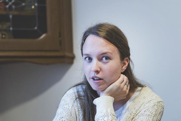 "Tudi mene je veliko ljudi vprašalo, ali me ni strah, da se bom zaljubila. Zagotovo je to možnost, ampak to je mogoče tudi, ko se poročiš ali ko imaš partnerja. Smo vendarle ljudje s čustvi. Ti se za nekaj odločiš, lahko se vmes zaljubiš, ampak to še ne pomeni, da si boš premislil. Zavedam se, da se lahko marsikaj zgodi, ni me pa tega strah," pove bodoča redovnica.  | Foto: Ana Kovač