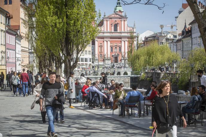 Odprtje gostinskih teras v Ljubljani | Najbogatejših deset odstotkov gospodinjstev v Sloveniji ima v lasti 49 odstotkov celotnega neto premoženja, spodnjih 50 odstotkov gospodinjstev pa 11 odstotkov. | Foto Bojan Puhek