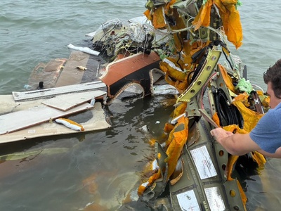 Strmoglavilo letalo, s katerim so prevažali otroka, ki je utrpel opekline: umrlo najmanj pet ljudi