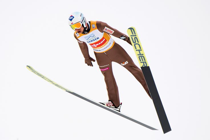Kamil Stoch je po tekmi moral sleči rumeno majico vodilnega v svetovnem pokalu. | Foto: Reuters