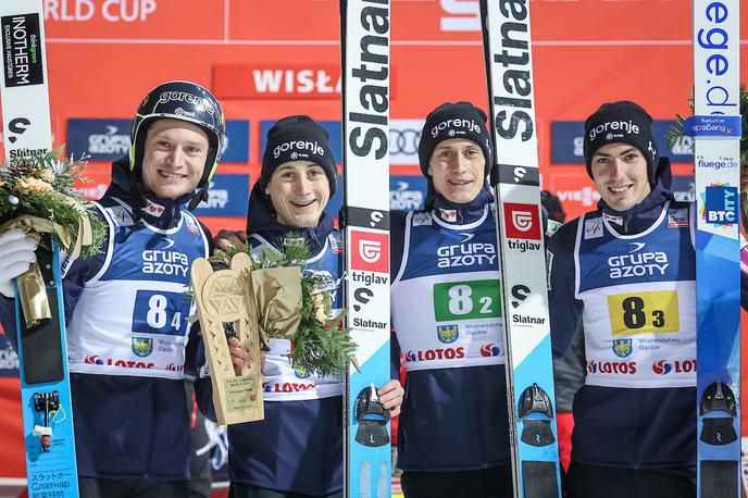 smučarski skoki ekipna tekma | Slovenski skakalci so prvo ekipno tekmo sezone, ki jo je zaznamovala vetrovna loterija, končali na tretjem mestu. | Foto Sportida