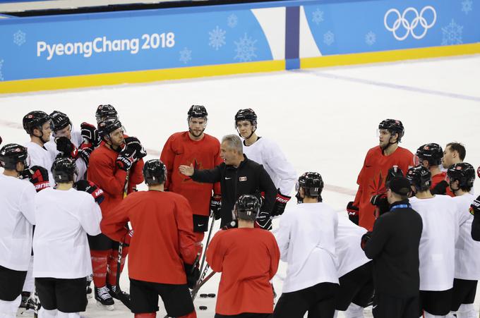 Aktualni olimpijski prvaki, varovanci Willieja Desjardinsa, so s povprečno starostjo 30,52 leta najstarejša hokejska reprezentanca na OI. Slovenci so z 29,68 leta drugi najstarejši. | Foto: Reuters