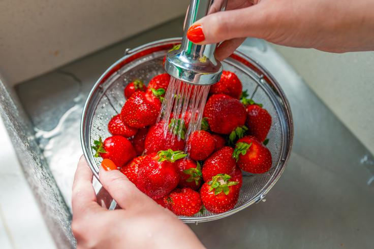 Začetni korak je spiranje pod hladno vodo. | Foto: Shutterstock