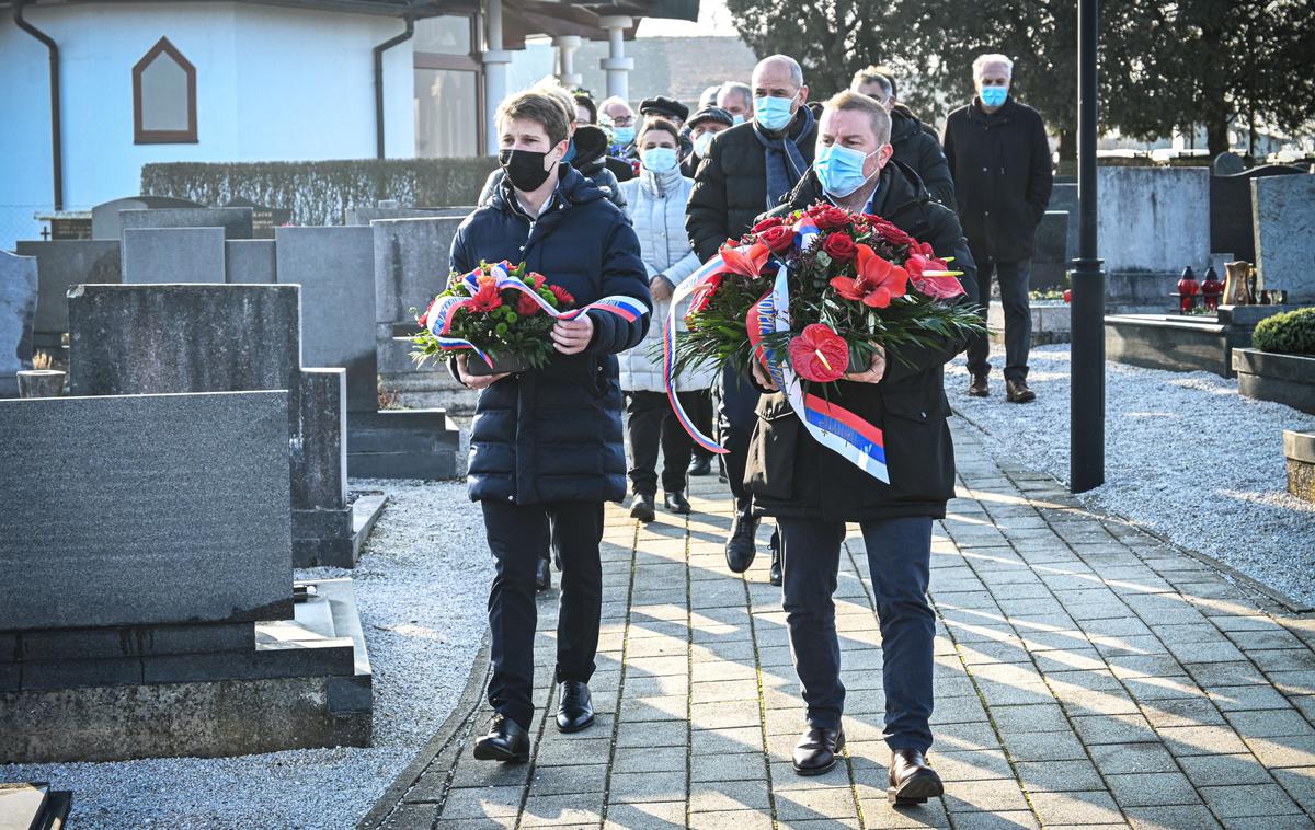 Jože Pučnik | Delegacija SDS pod vodstvom predsednika Janeza Janše se je poklonila Jožetu Pučniku s položitvijo cvetja na njegov grob. | Foto Twitter