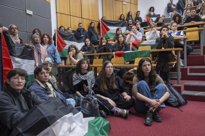 Na FDV so se maja odvijali študentski protesti (v slogu študentskih protestov iz 60. let in po vzoru podobnih protestov na ameriških univerzah) v podporo koncu izraelskega genocida nad Palestinci v Gazi, ki so Univerzo v Ljubljani prisilili, da se je konkretneje izrekla proti izraelskega napadanja območja Gaze. Predstavljali pa so tudi kamenček v mozaiku, ki je vodil v slovensko priznanje Palestine. | Foto: STA