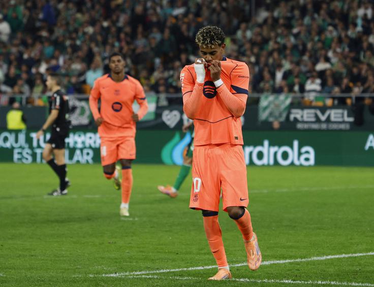 Lamine Yamal je zadel na gostovanju v Sevillu v polno po strelu z bele točke. | Foto: Reuters