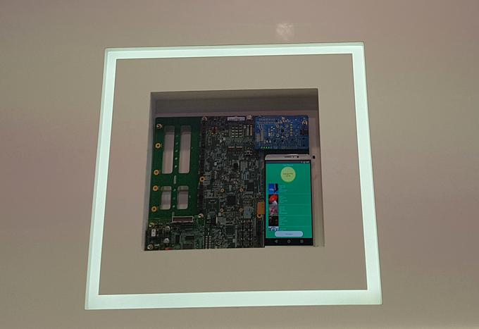 Ena od pomembnejših naznanitev lanskega sejma IFA v Berlinu je bil procesor Kirin 970 - opisali so ga kot prvi mobilni procesor, ki zmore izkoristiti prednosti umetne inteligence. Komercialno premiero je doživel slaba dva meseca pozneje v pametnem telefonu Huawei Mate 10 Pro. | Foto: Srdjan Cvjetović