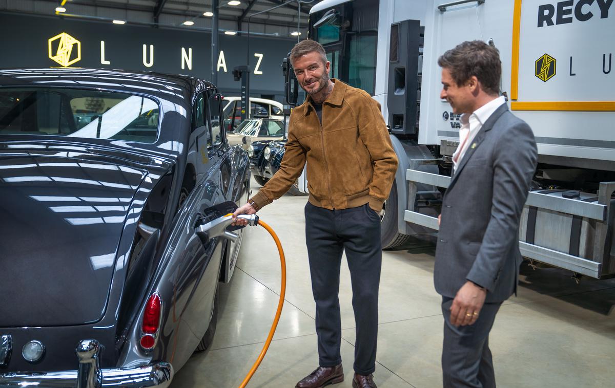 Lunaz Beckham | David Beckham poleg enega izmed že predelanih Lunazovih klasičnih avtomobilov. | Foto Lunaz