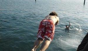 Med pogumnimi skakalci v morje tudi štiriletnik (video)