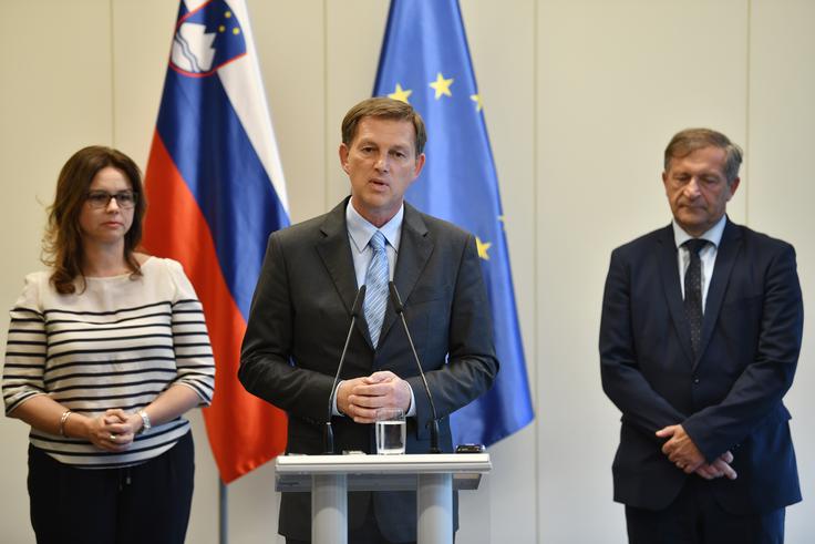 Tudi predsednik SMC Miro Cerar je povedal, da je Šabeder predstavil ustrezne smeri za reševanje akutnih in sistemskih problemov v zdravstvu. "Po oceni SMC mora koalicija enotno podpreti namero, da se v zdravstvu naredi napredek na vseh področjih, kjer zadeve niso zadovoljive," je dejal. | Foto: STA ,
