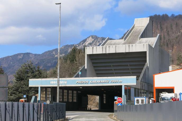 Predor Karavanke | Zastoj na avstrijski strani proti Sloveniji pred predorom Karavanke je dolg tri kilometre.  | Foto STA