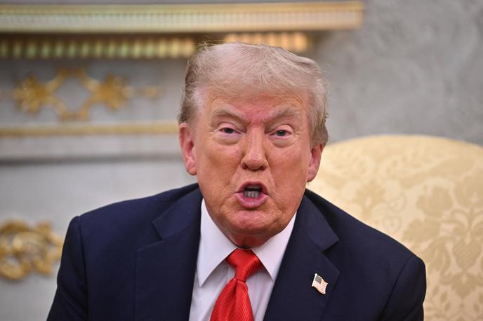 Donald Trump | Donald Trump ostro zavrača vprašanja novinarjev o Epsteinovih datotekah. Za predsednika ZDA gre za nepomembno temo, ki jo po njegovem ustvarjajo demokrati. | Foto Guliverimage