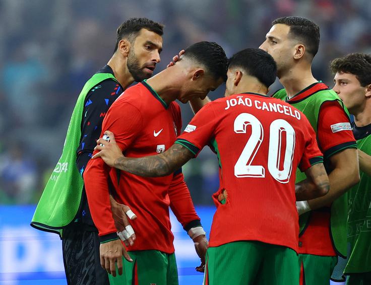 Ronalda so morali tolažiti soigralci. | Foto: Reuters