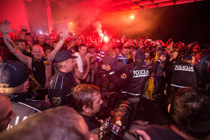 Tako so navijači Maribora  leta 2014 navdušeno pričakali vijolice, ko so se vrnile iz Glasgowa, kjer so si zagotovile nastop v skupinskem delu lige prvakov. | Foto: Sportida