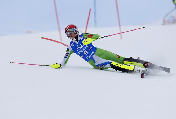 Ana Bucik je tekmo končala v snegu. | Foto: Reuters