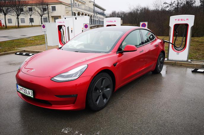 Tesla model 3 | Tesla ima v Sloveniji svoje polnilnice na treh različnih lokacijah (Kozina, Ljubljana in Maribor). | Foto Gregor Pavšič