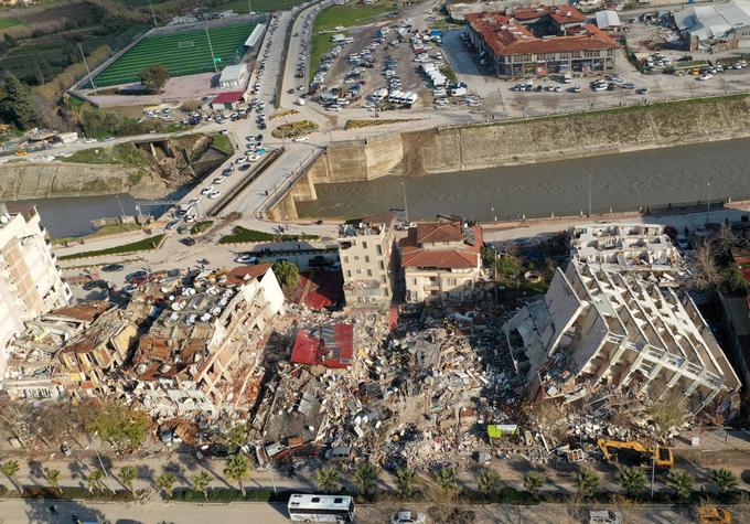 Po podatkih turške vlade so potresi v 11 provincah, ki jim je sledilo na tisoče popotresnih sunkov, poškodovali več kot 173 tisoč stavb, skoraj dva milijona ljudi pa sta ostala brez strehe nad glavo. | Foto: Reuters