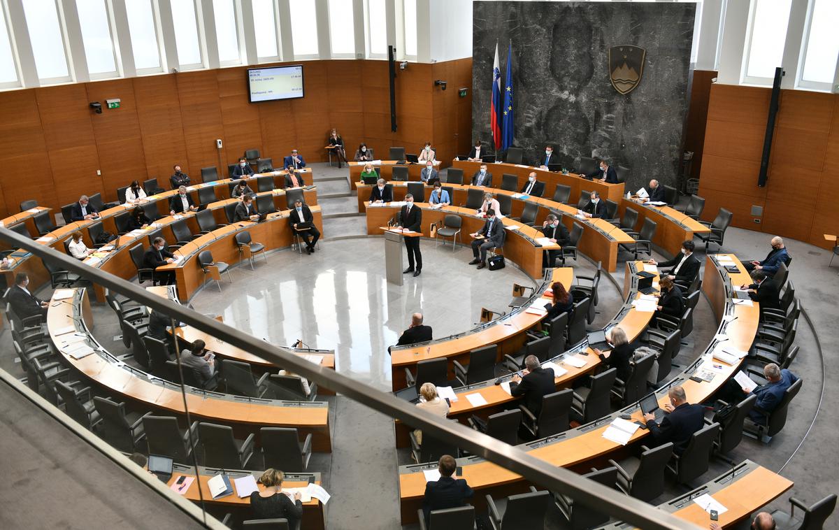 državni zbor | Pred razglasitvijo ustavnega zakona bodo poslanci sejo prekinili za pol ure zaradi prireditve ob sprejemu dopolnitve ustave. | Foto Tamino Petelinšek/STA