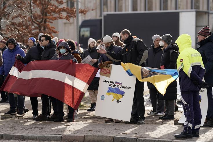 Tako je bilo 24. februarja 2022 pred rusko ambasado v Rigi. | Foto: Guliverimage