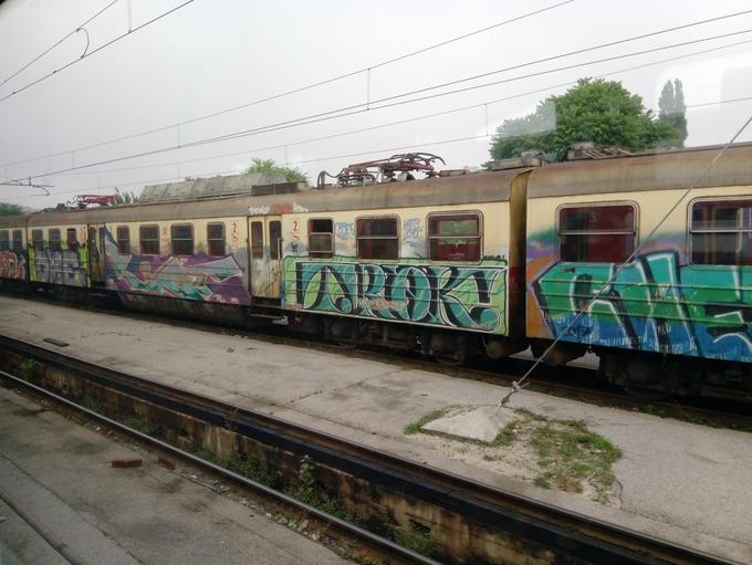 Po slovenskih tirih občasno še vedno zapeljejo vlaki, ki so že pozabili, kdaj so imeli abrahama. | Foto: Srdjan Cvjetović
