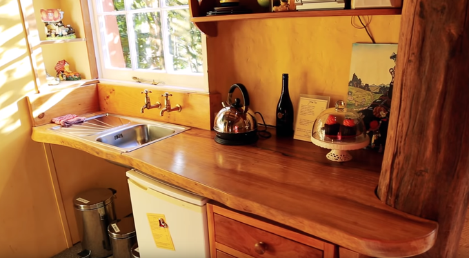 Kuhinja | Foto: Youtube/Living big in a tiny house