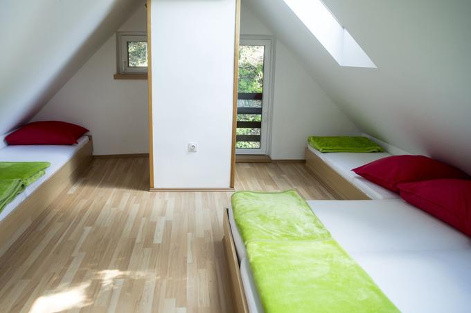 Dve klimatizirani sobi s skupnimi ležišči sta povsem obnovljeni. | Foto: Ana Kovač