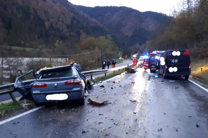 Nesreča v Breznu | Zaradi zdrsa skale na osebno vozilo sta v torek v Breznu umrla 80-letnik in 76-letnica. | Foto STA