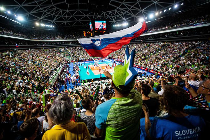 Slovenska odbojkarska reprezentanca je začarala Stožice. In obratno. | Foto: Grega Valančič/Sportida