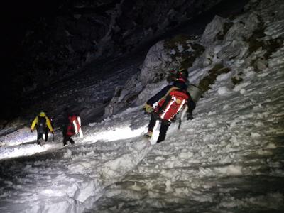 Pestra noč za gorske reševalce: planinci, obuti v športne superge, obtičali v bivaku pod Skuto