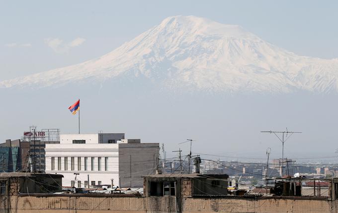 Ararat, najvišji vrh v Turčiji (5.165 metrov), velja v očeh Armencev za sveto goro. Po njej je imenovan tudi mladi klub, ki je v prejšnji sezoni osvojil naslov armenskega prvaka. | Foto: Reuters
