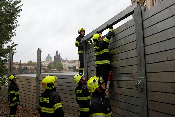 Praga: gasilci nameščajo protipoplavne pregrade. | Foto: Reuters