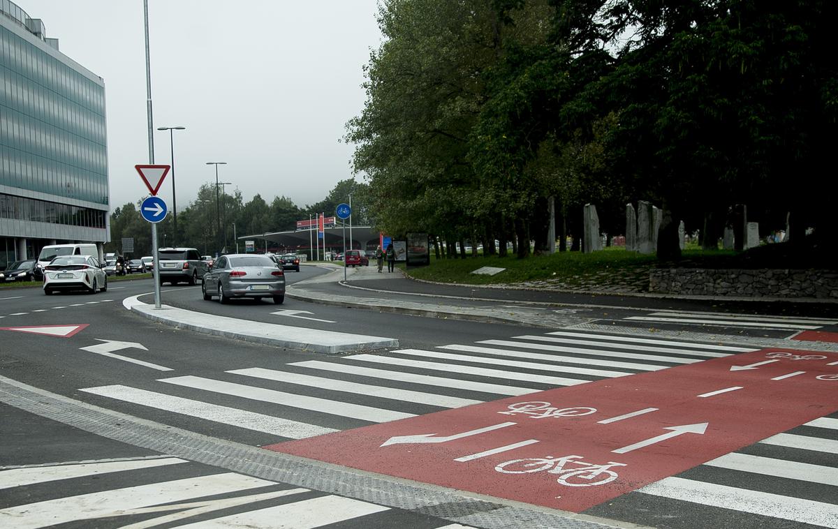 križišče, kolesarjenje | Novo urejeno križišče Dunajske s Tivolsko ima pri zavijanju v desno zdaj dva pasova. | Foto Ana Kovač