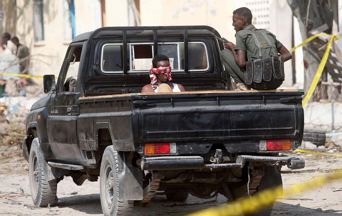 Al Šabab | Odgovornost za napad so prevzeli v skrajni milici Al Šabab. Na fotografiji pridržani pripadnik somalijskih skrajnežev. | Foto Reuters