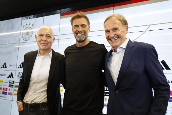 Jürgen Klopp | Jürgen Klopp je novi nemški selektor. Tako je poziral na fotografiji med predsednikom zveze  Berndom Neuendorfom in podpredsednkom Hans-Joachimom Watzkejem.  | Foto Reuters