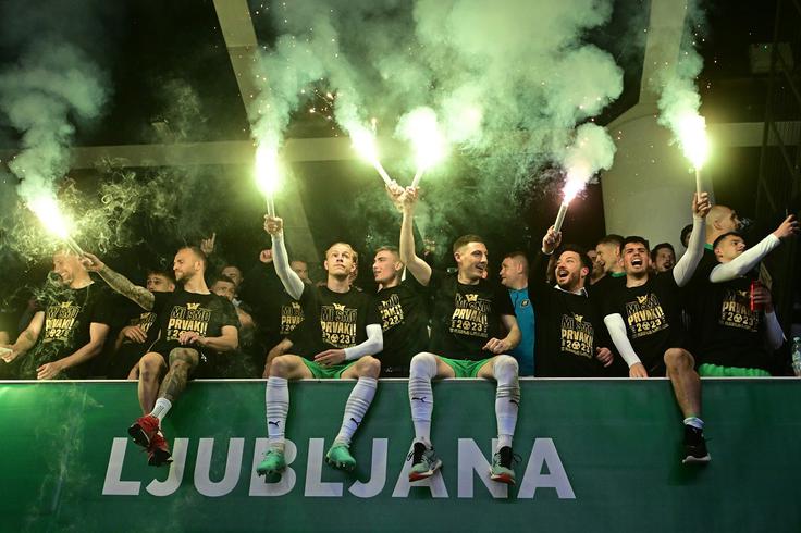 Nogometaši Olimpije so si dali duška po zmagi nad Mariborom, ki so mu pet krogov pred koncem ušli na 15 točk razlike. | Foto: Aleš Fevžer