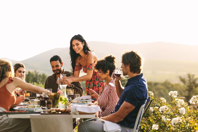 piknik na vrtu, skupina prijateljev | Foto Shutterstock
