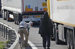 V tovornjak nagnetli 86 migrantov