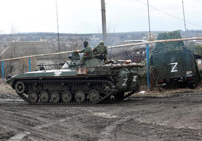 Nekateri ruski tanki in vojaška vozila imajo narisan simbol Z. | Foto: Reuters