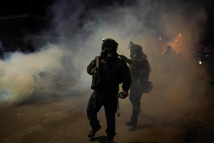 Na zdravljenje v bolnišnico so zaradi poškodb odpeljali tudi agenta ICE. | Foto: Reuters